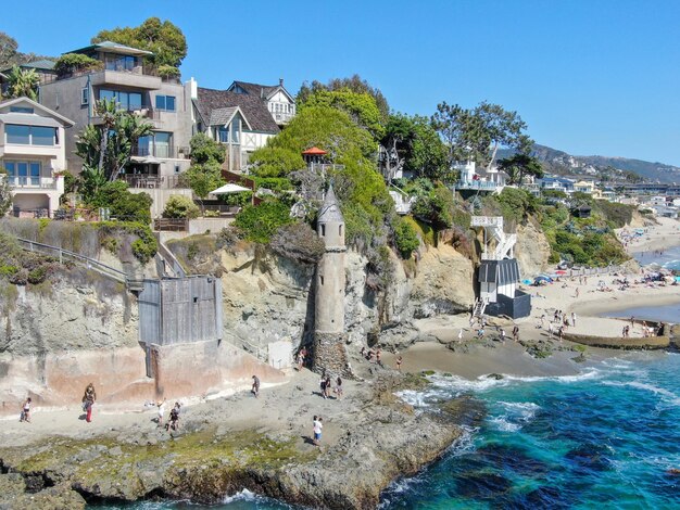 Wieża Piratów na plaży Victoria w Laguna Beach w Południowej Kalifornii, USA