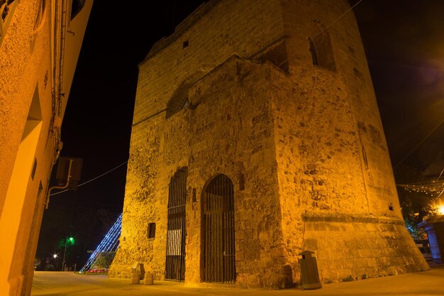 Wieża Porta Terra nocą Alghero