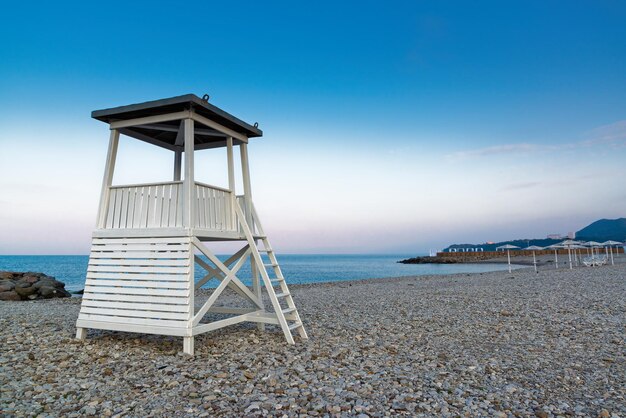 Wieża ratownika na plaży rano