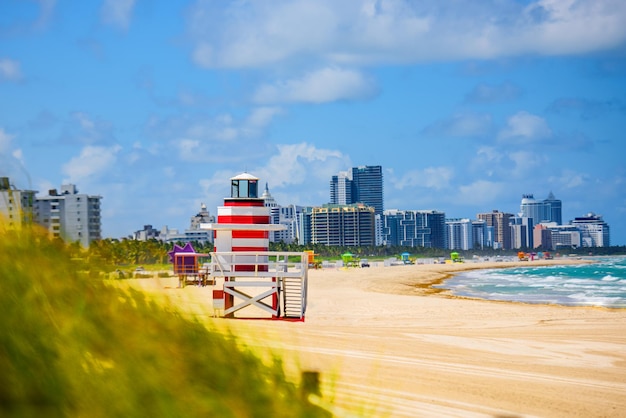 Wieża ratownika w Miami South Beach i linia brzegowa z chmurą i błękitnym niebem, lokalizacja oceanu, koncepcja podróży