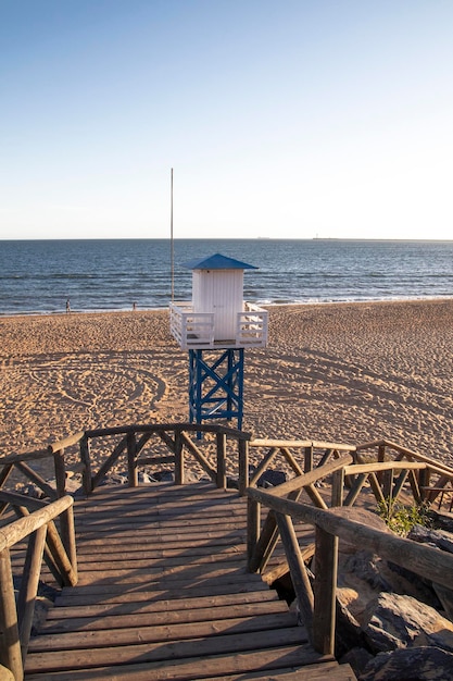 Wieża ratownika w plaży Mazagon, Huelva, Hiszpania. Koncepcja bezpieczeństwa plaży.