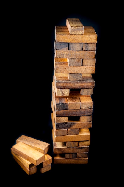 Wieża równowagi gra drewniana na czarnym tle