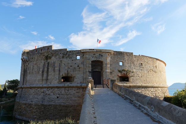 Wieża Royal Tour to fort zbudowany w celu ochrony portu morskiego miasta Toulon we Francji