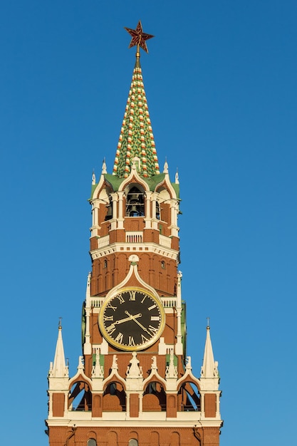 Zdjęcie wieża spasskaya jako część kremla i błękitne niebo. moskwa, rosja