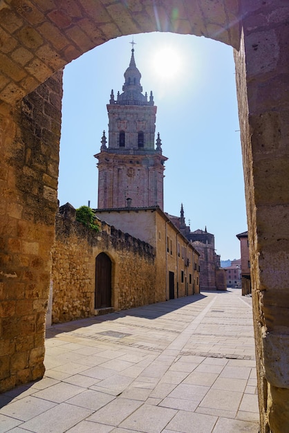 Wieża średniowiecznej katedry miasta Unesco Burgo de Osma Castilla y Leon