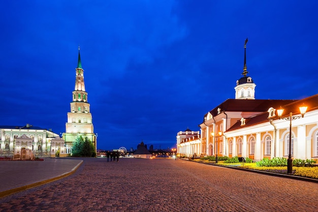 Wieża Suyumbike nazywana także Meczetem Chanów nocą, Kremlem Kazańskim w Rosji. Wieża Suyumbike najbardziej znany punkt orientacyjny i symbol architektoniczny Kremla kazańskiego.