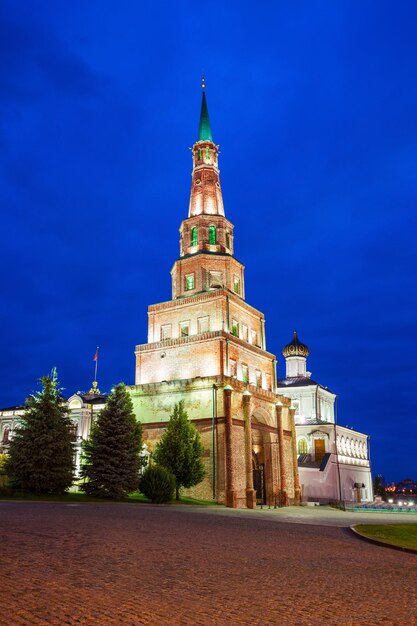 Wieża Suyumbike nazywana także Meczetem Chanów nocą, Kremlem Kazańskim w Rosji. Wieża Suyumbike najbardziej znany punkt orientacyjny i symbol architektoniczny Kremla kazańskiego.