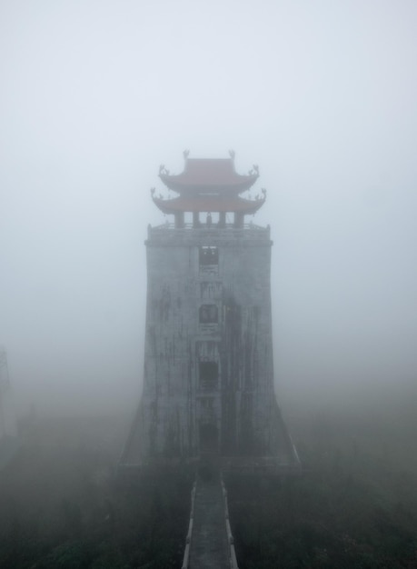 Wieża świątyni na szczycie góry w mgle