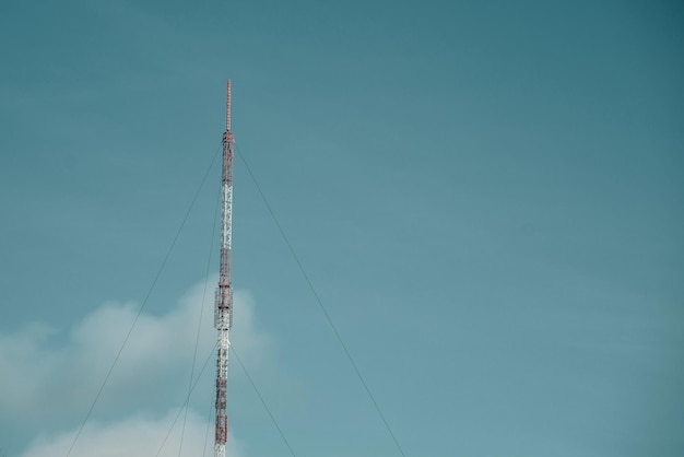 Wieża telefonii komórkowej z ciemnym niebem za nią