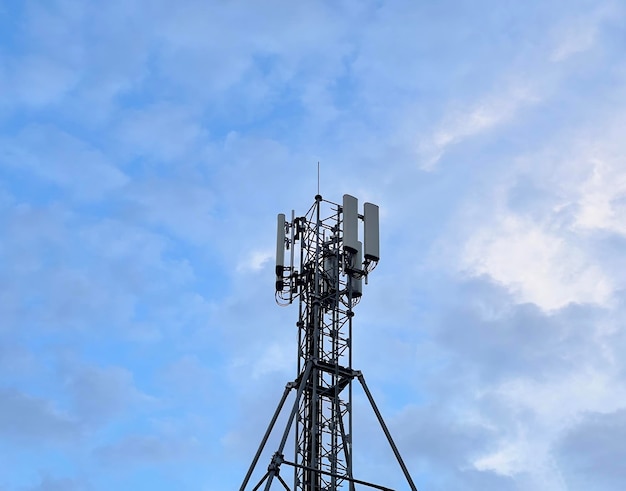 Wieża telekomunikacyjna 4G i 5G Antena komunikacji bezprzewodowej komórkowej Nadajnik Wieża telekomunikacyjna z antenami Makro Stacja bazowa