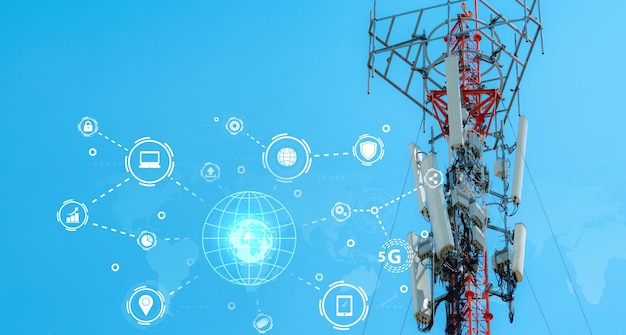 Zdjęcie wieża telekomunikacyjna do sieci 5g antena na błękitnym niebie technologia komunikacyjna telecom