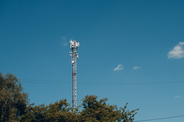 Wieża Telekomunikacyjna Komórkowa 4g I 5g. Stacja Bazowa Cell. Nadajnik Antenowy Komunikacji Bezprzewodowej. Telekomunikacyjna Technologia Mobilna