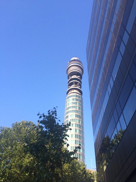 Zdjęcie wieża telekomunikacyjna na czyste niebieskie niebo