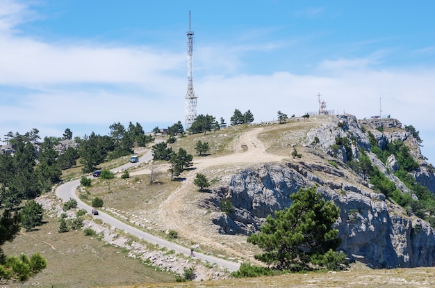 Wieża telekomunikacyjna na szczycie góry