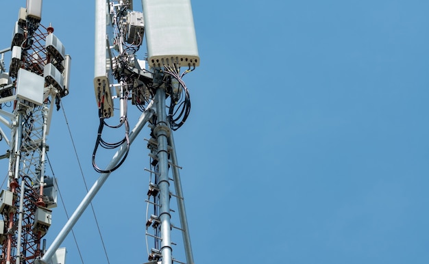 Zdjęcie wieża telekomunikacyjna na tle błękitnego nieba antena na tle błękitnego nieba słup radiowy