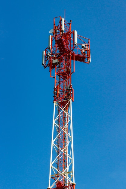 Wieża telekomunikacyjna na tle błękitnego nieba