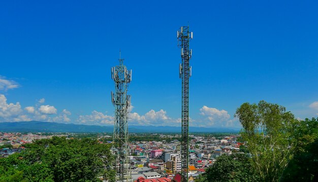 Wieża telekomunikacyjna to ogólny opis masztów radiowych.