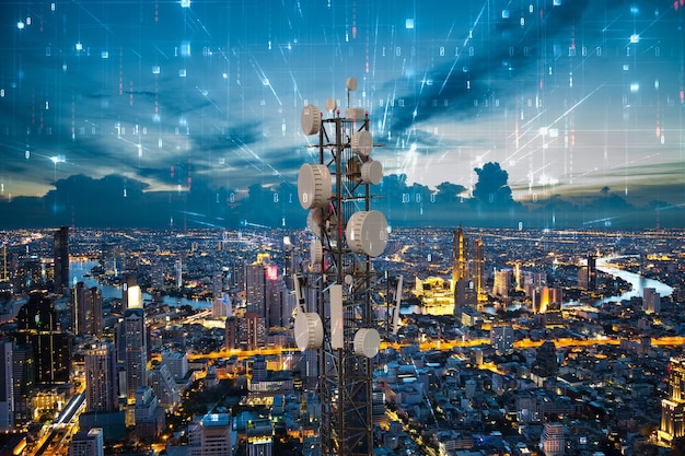 Zdjęcie wieża telekomunikacyjna z anteną sieci komórkowej 5g na tle miasta nocą koncepcja cyfrowej dużych zbiorów danych