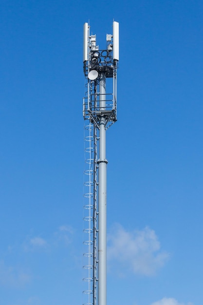 Wieża Telekomunikacyjna Z Szarymi Rurami Na Tle Błękitnego Nieba Pionowy Teleobiektyw Strzał Nad Linią Horyzontu