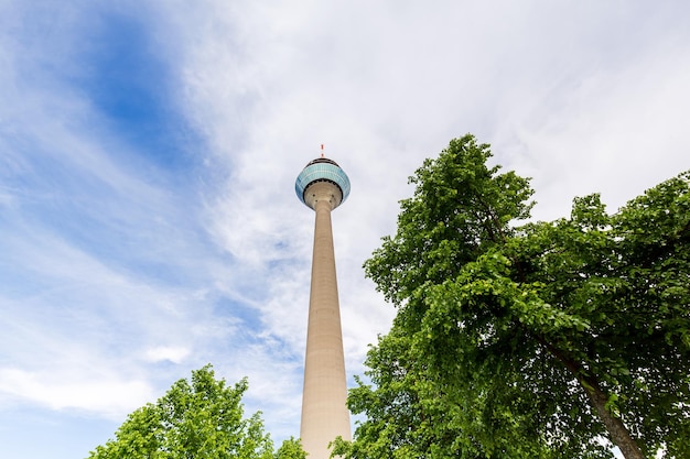 Wieża telewizyjna Rheinturm w Dusseldorfie w pochmurny letni dzień