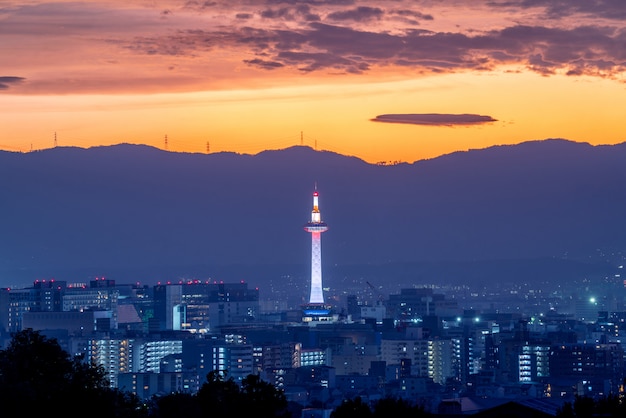 Wieża Tokio i miasto Kioto w czasie zachodu słońca