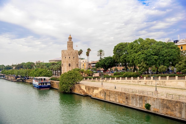 Wieża Torre del Oro w Sewilli w Hiszpanii