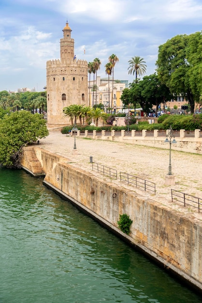 Wieża Torre del Oro w Sewilli w Hiszpanii