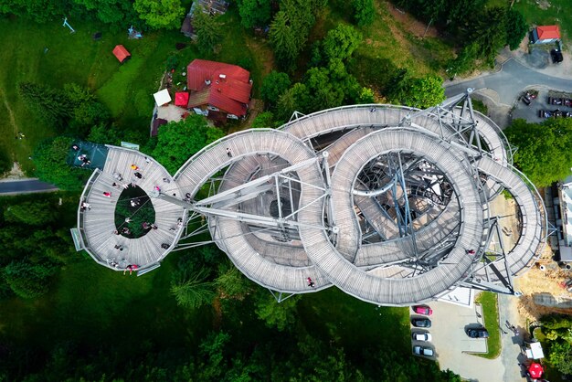 Wieża widokowa Sky Walk w górach Atrakcja turystyczna w Polsce