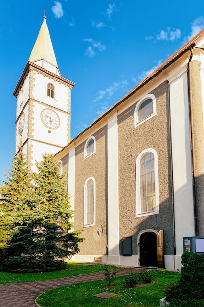 Wieża zegarowa i dziedziniec kościoła św Mikołaja w starym mieście Varazdin w Chorwacji. Gród z dzwonnicą w słynnym chorwackim mieście w Europie latem. Podróż i turystyka. Niebieskie niebo