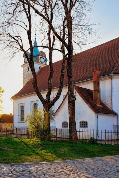 Wieża zegarowa kościoła Świętej Trójcy w Kuldiga w Kurzeme w zachodniej Łotwie. Kiedyś nazywało się Goldingen.