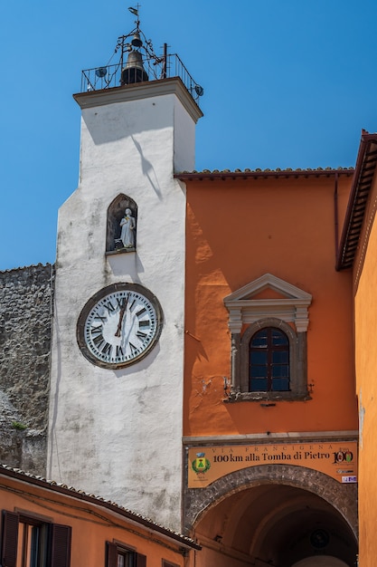 Wieża Zegarowa przy bramie, wjazd na stare miasto Montefiascone, jedno nad jezioro Bolsena