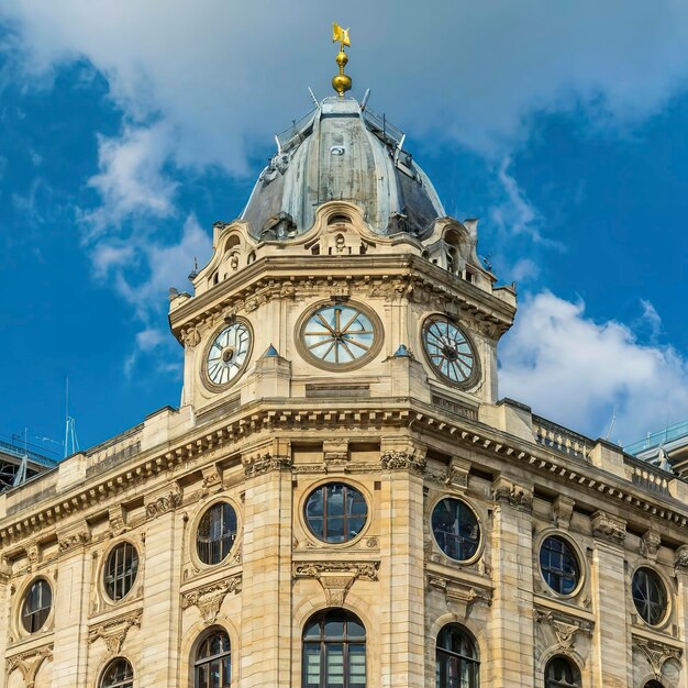 Wieża zegarowa stacji Gare de Lyon jest jedną z najstarszych i najpiękniejszych stacji kolejowych
