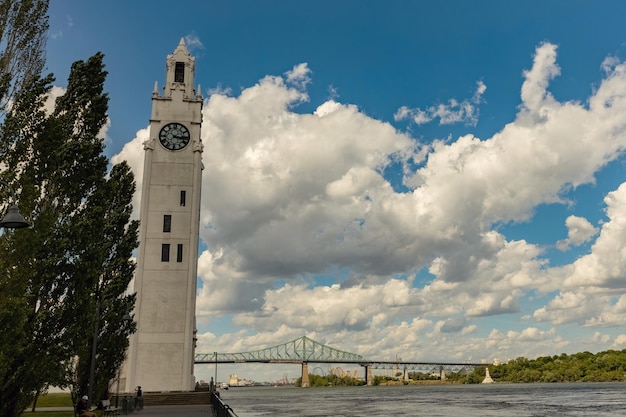 Wieża zegarowa w starym porcie w Montrealu na brzegu rzeki St. Laurence, Quebec, Kanada