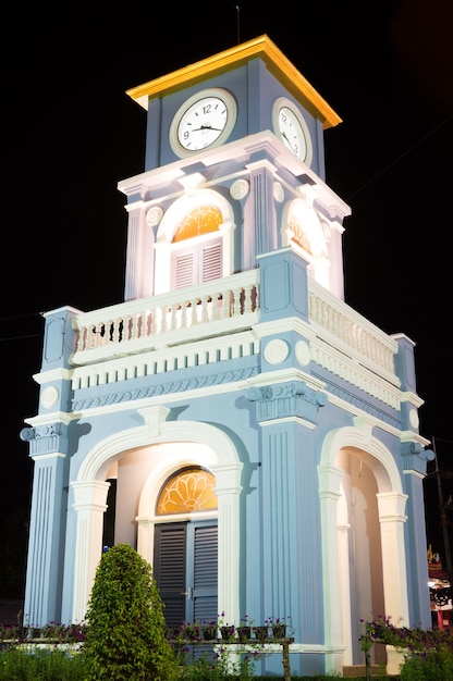 Zdjęcie wieża zegarowa w surin circle, phuket
