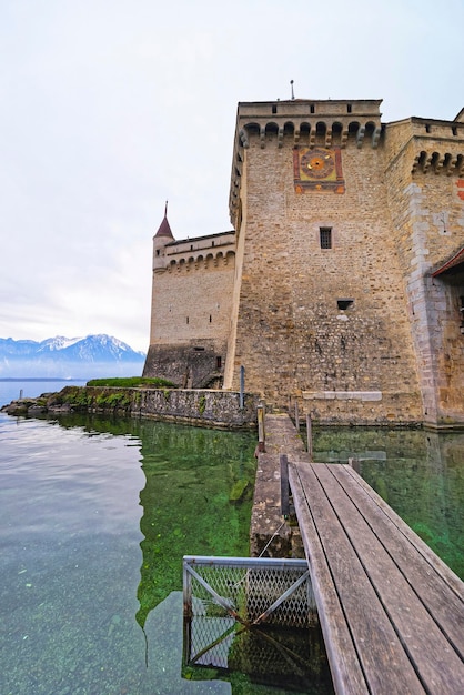 Wieża zegarowa zamku Chillon. Jest to zamek na wyspie na Jeziorze Genewskim (Lac Leman) w kantonie Vaud, pomiędzy Montreux i Villeneuve.