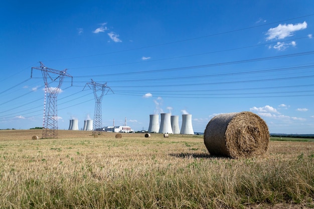 Wieże chłodnicze w elektrowni jądrowej samowystarczalność energetyczna redukcja emisji gazów cieplarnianych