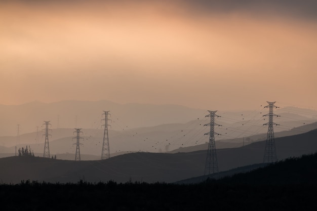 Wieże elektryczne we mgle