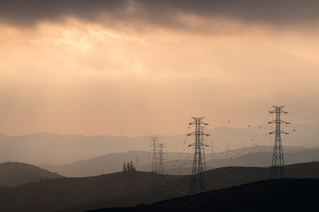 Wieże elektryczne we mgle