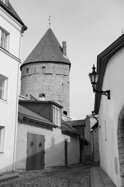 Wieże murów miejskich na Starym Mieście w Tallinie w Estonii w okresie wiosennym. Brukowane uliczki, gotycka architektura średniowiecznego urokliwego Starego Miasta w Tallinie.