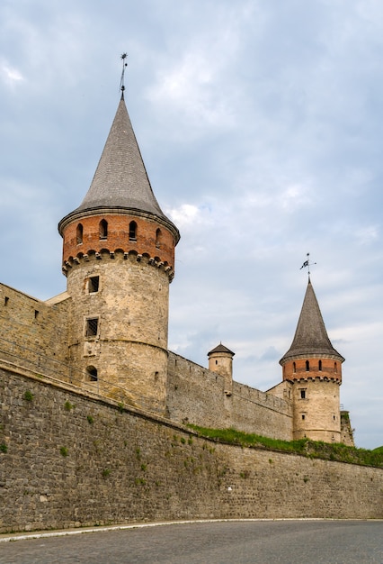 Zdjęcie wieże zamku w kamieńcu podolskim na ukrainie