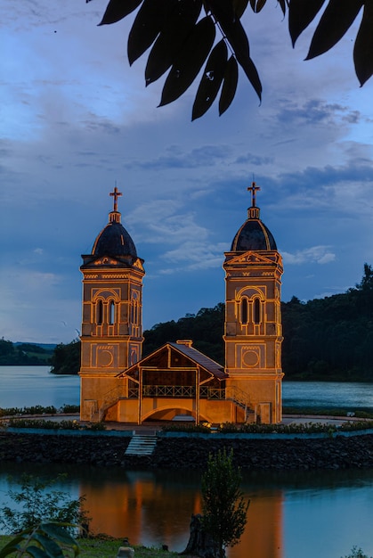 Wieże zatopionego kościoła miasta Ita w Santa Catarina