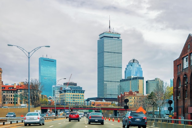 Wieżowce i droga z ruchem samochodowym w Bostonie, MA, USA.