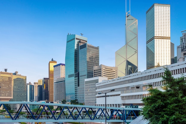 Wieżowce i wiadukty dla pieszych w Hongkongu