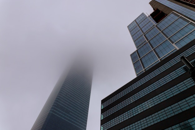 Wieżowce Nowego Jorku w mglisty niebo