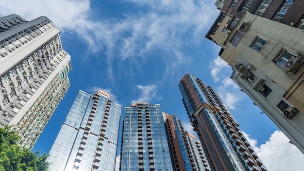 Wieżowce pod zachmurzonym niebem, Hongkong.