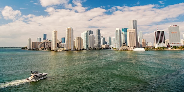 Wieżowce W Panoramie Miami, Jacht Lub łódź Płynąca Obok Centrum Miami, Widok Z Lotu Ptaka, Plaża Południowa