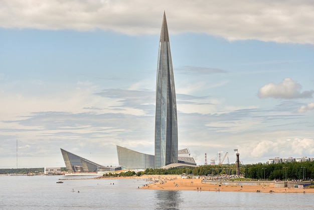 Wieżowiec Lakhta Center na wybrzeżu Zatoki Fińskiej w St.Petersburgu, Rosja