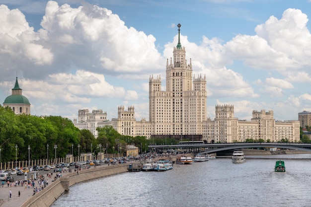 Wieżowiec Stalina na nabrzeżu rzeki Moskwy Moskwa Rosja