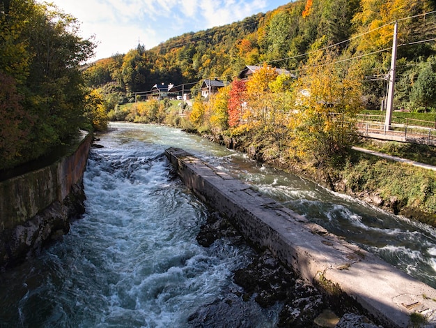 Zdjęcie wilder lauffen rapids, które kiedyś stanowiły niebezpieczną przeszkodę dla transportu soli