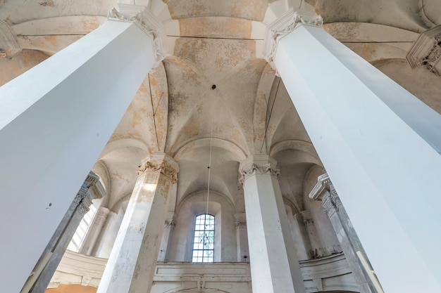 WILNO LITWA SIERPIEŃ 2019 kopuła wewnętrzna i widok na stary gotycki lub barokowy sufit i sklepienie kościoła katolickiego